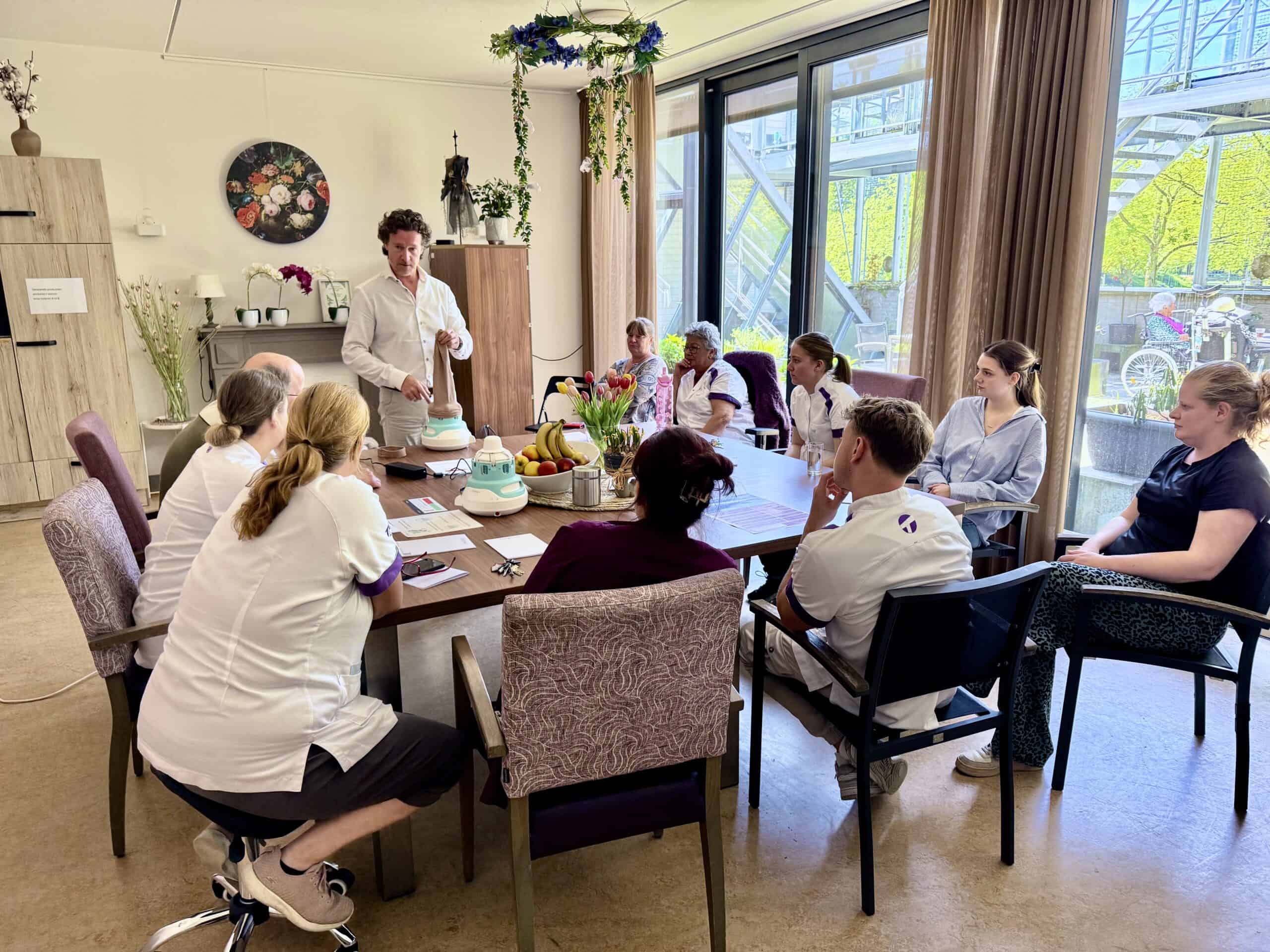 Rene Zijderveld geeft demonstratie bij professionals, hoe brengt de HelpSoq de fysieke belasting omlaag in een professionele omgeving